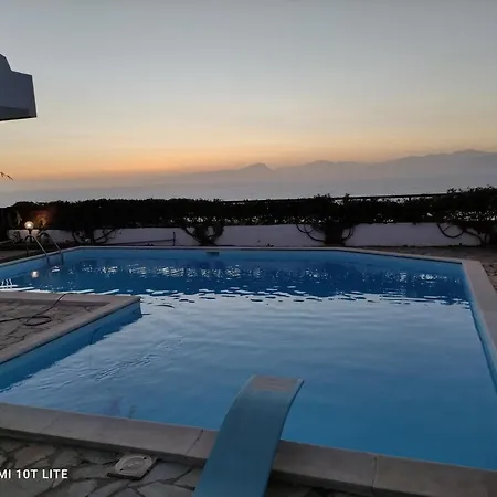 Max Villa *