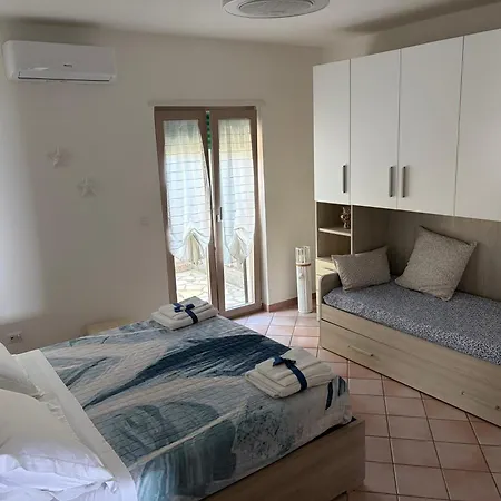 Max Villa *